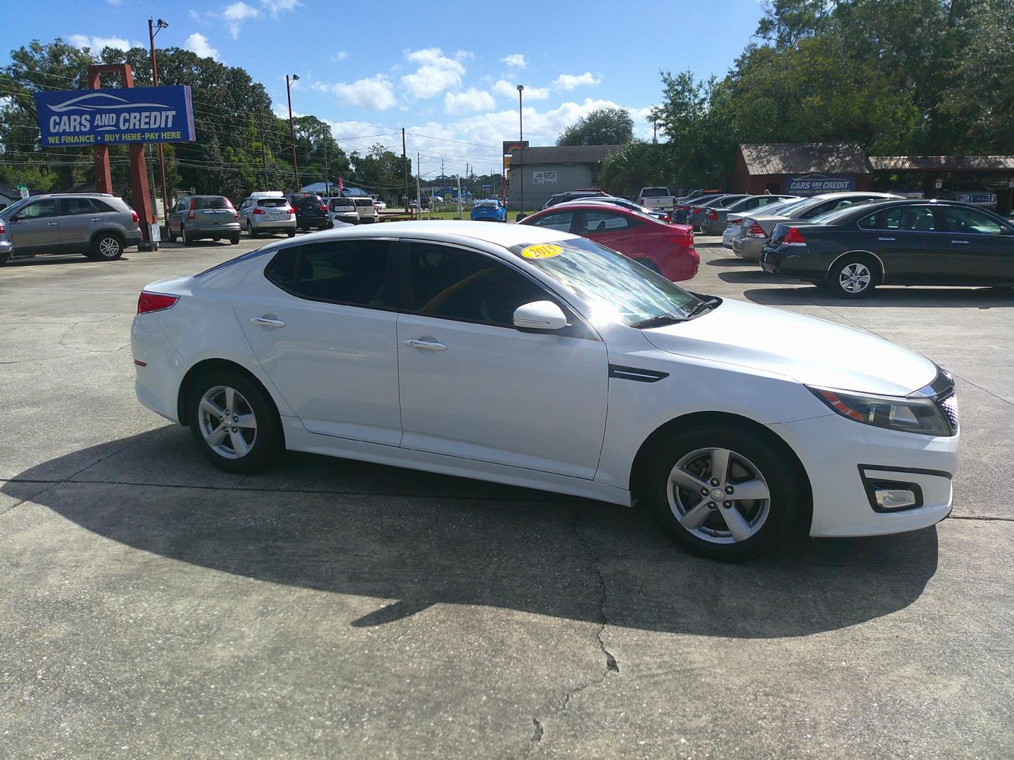 2015 WHIT KIA OPTIMA LX (5XXGM4A72FG) , located at 1200 Cassat Avenue, Jacksonville, FL, 32205, (904) 695-1885, 30.302404, -81.731033 - Photo#2